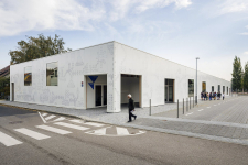 Grafickou podobu fasády navrhla Barbora Zachovalová. Vytvořila abstraktní a zároveň nenápadný lehce reflexní motiv, v přímém denním světle téměř neviditelný