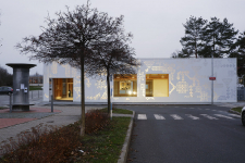 Když se stmívá a kolem budovy radnice projede auto, motiv na fasádě se rozsvítí