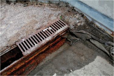 Obr. 9: Konec liniového odvodňovacího žlabu v souvislosti jednotlivých vrstev