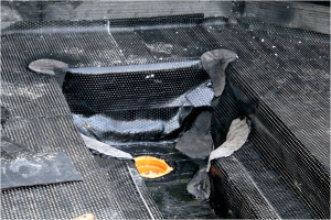 Obr. 12: Opracování izolace ve složitě tvarovaném zářezu pro odvodňovací liniový žlab