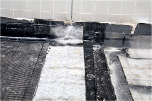 Obr. 21: Dilatační uzávěr provedený v hydroizolačním povlaku; je současně vytažen na svislé konstrukce