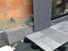 Obr. 4: Postup realizace ukončení hydroizolace na vstupu na terasu; koordinace jednotlivých částí detailu a odclonění přímého namáhání rizikové spáry vodou pomocí fasádního pláště a klempířského prvku