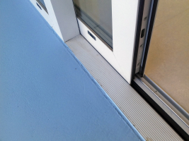 Obr: 5: Příklad osazení HS portálu s požadavkem na bezbariérové řešení. Vzhledem umístění na terénu je zde řešena i protiradonová ochrana objektu. Detail je vhodně umístěn v zapuštěné pozici kryté stavbou vůči přímému působení klimatických jevů.