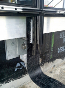 Obr. 6: a, b – příklad systémového ukončení hydroizolace na lehký obvodový plášť profilu PF 152 od firmy Ponzio pomocí vyfrézované drážky do sloupku a přípravy doplňkového profilu pro ukončení hydroizolace pod příčníkem. Vpravo je vidět dodatečně vyfrézovaná drážka do jiného systému s ukázkou zatažené asfaltové izolace