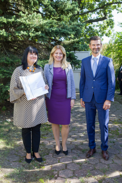 Ľubica Selcová, odborný garant soutěže, Zuzana Čaputová, prezidentka SR, a Peter Markovič, generální ředitel společnosti Xella 