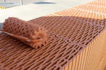 Zdění broušených cihel na silikátově-disperzní maltu HELUZ SIDI