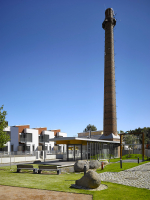 Nad klubovnou se tyčí komín původní cihelny