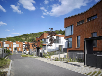 V areálu se nevyskytují dvě řady domů proti sobě, doprava byla řešena jediným komunikačním okruhem