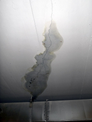 Prosakující trhlina