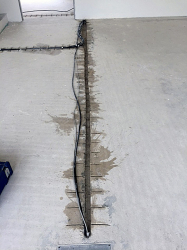 Příprava trhliny v podlaze k osazení sešívacích spon