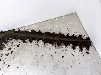 Sešitá trhlina vyplněná plastmaltou