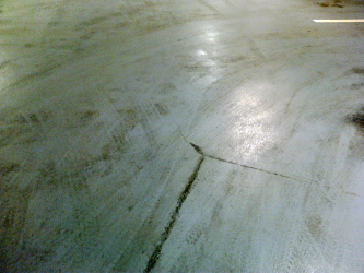 Trhlina způsobená propadem dobetonávky v základové desce