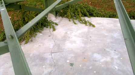 Obr. 4: Trhlina v patce