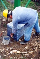 Obr. 5: První opravy patek materiály na bázi epoxydových stěrek