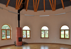 Hliněné omítky skvěle akumulují teplo a vytvářejí pocit „hřejivého domova“