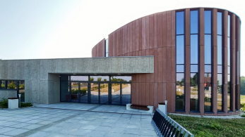 Smuteční síň v Havířově-Šumbarku s omítkami imitujícími pohledový beton