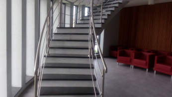 Smuteční síň v Havířově-Šumbarku s omítkami imitujícími pohledový beton