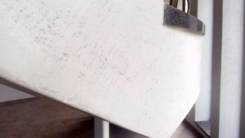 Smuteční síň v Havířově-Šumbarku s omítkami imitujícími pohledový beton