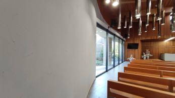 Smuteční síň v Havířově-Šumbarku s omítkami imitujícími pohledový beton