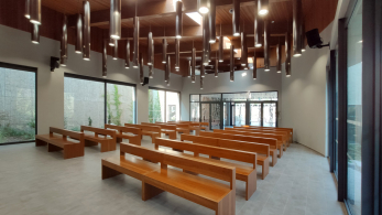 Smuteční síň v Havířově-Šumbarku s omítkami imitujícími pohledový beton