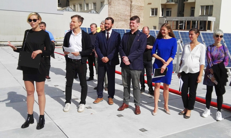 Slavnostní zahájení výstavy. Zleva: Michaela Paučo, tisková mluvčí Moravské galerie v Brně, Mgr. Jan Press, ředitel Moravské galerie v Brně, Ing. arch. Karel Kladívko, projektový specialista společnosti Baumit, Bc. Tomáš Koláčný, náměstek primátorky města Brno, Mgr. Karina Kottová, Ph.D., ředitelka Společnosti Jindřicha Chalupeckého, MgA. Barbora Ciprová, spolukurátorka výstavy CJCH 2019, a kurátorka Mgr. Tereza Jindrová, kurátorka výstavy zahraničního hosta CJCH Tai Shani: Tragodía