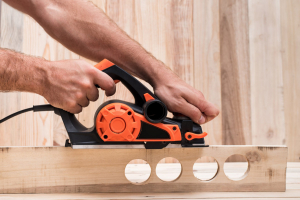 Nejsnazší způsob odstraňování je obroušení pomocí brusky