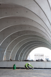 Pro řešení pohledových konstrukcí na oblouky, sloupy a skořepinu objektu zvolili architekti beton z portlandského cementu CEM 42,5 R s příměsí vápence