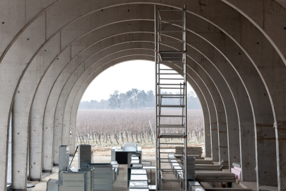 Pro řešení pohledových konstrukcí na oblouky, sloupy a skořepinu objektu zvolili architekti beton z portlandského cementu CEM 42,5 R s příměsí vápence