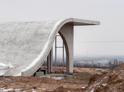 Pro řešení pohledových konstrukcí na oblouky, sloupy a skořepinu objektu zvolili architekti beton z portlandského cementu CEM 42,5 R s příměsí vápence