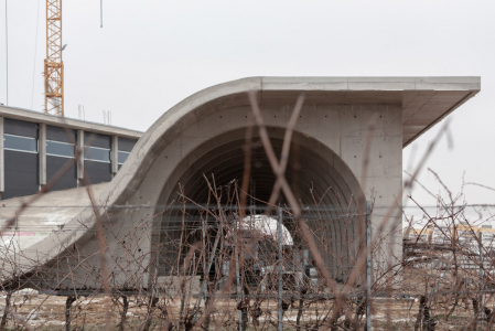 Pro řešení pohledových konstrukcí na oblouky, sloupy a skořepinu objektu zvolili architekti beton z portlandského cementu CEM 42,5 R s příměsí vápence