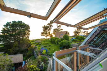 Střešní okna FAKRO pro ambiciózní rekonstrukci domu na kalifornském pobřeží