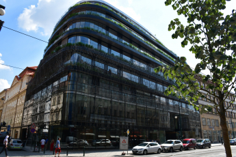 DRN – Palác Národní, Praha; autor: Ing. arch. Stanislav Fiala. Na stavbě se uplatnil barevný beton Colorcrete® v pestré škále barev. V přízemí byly zkombinovány barevné betony s otisky větví stromů, stěny byly vytvořeny z betonů tónovaných do zemitých odstínů tmavě šedé, hnědé cihlové a bílé barvy a u stropu byly uzavřeny pruhem neprobarveného šedého betonu.