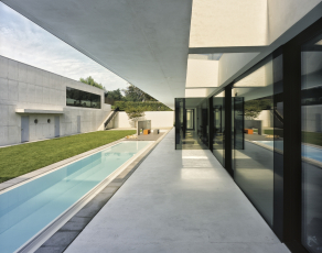 Rodinná vila v Brně-Králově Poli, autor: Ing. arch. Petr Skrušný. Na stavbu rodinného domu byl použit bílý odstín barevného betonu Colorcrete®. 