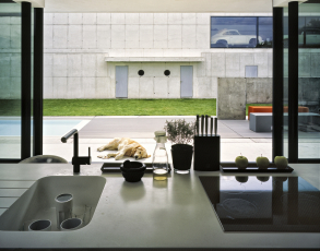 Rodinná vila v Brně-Králově Poli, autor: Ing. arch. Petr Skrušný. Na stavbu rodinného domu byl použit bílý odstín barevného betonu Colorcrete®. 