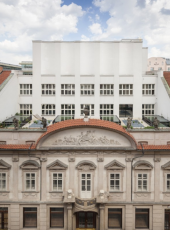 Palác Špork, Praha; autor: Ing. arch. Stanislav Fiala. Pro realizaci bílých a černých schodišť byl použit barevný beton Colorcrete® v odstínech bílého, hnědého a černého barevného betonu.