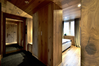 Luxusní „chalet“ v krkonošském paneláku – stropy i nábytek z podlahových krytin Kährs