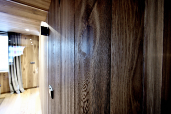 Luxusní „chalet“ v krkonošském paneláku – stropy i nábytek z podlahových krytin Kährs