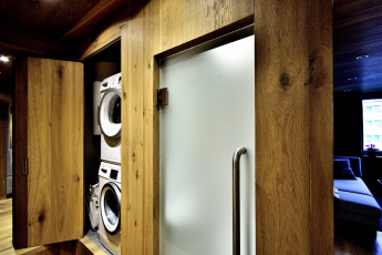 Luxusní „chalet“ v krkonošském paneláku – stropy i nábytek z podlahových krytin Kährs