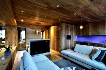 Luxusní „chalet“ v krkonošském paneláku – stropy i nábytek z podlahových krytin Kährs