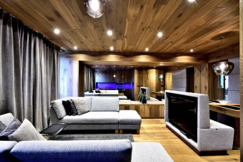 Luxusní „chalet“ v krkonošském paneláku – stropy i nábytek z podlahových krytin Kährs