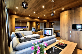 Luxusní „chalet“ v krkonošském paneláku – stropy i nábytek z podlahových krytin Kährs