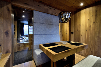 Luxusní „chalet“ v krkonošském paneláku – stropy i nábytek z podlahových krytin Kährs