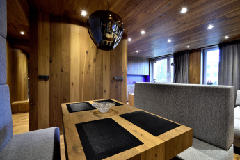 Luxusní „chalet“ v krkonošském paneláku – stropy i nábytek z podlahových krytin Kährs