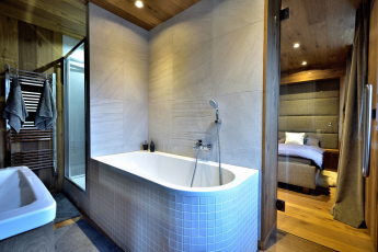 Luxusní „chalet“ v krkonošském paneláku – stropy i nábytek z podlahových krytin Kährs