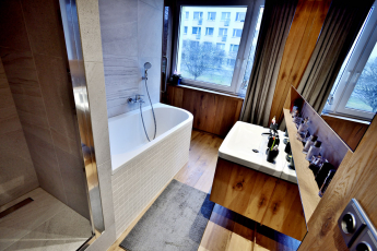 Luxusní „chalet“ v krkonošském paneláku – stropy i nábytek z podlahových krytin Kährs