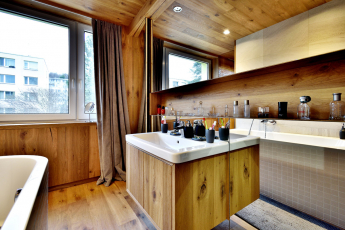 Luxusní „chalet“ v krkonošském paneláku – stropy i nábytek z podlahových krytin Kährs