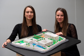 Vítězky kategorie O návrh české ambasády v Addis Abebě v Etiopii - zleva- Kristína Boháčová a Jana Hájková s modelem ambasády postaveným z Lega