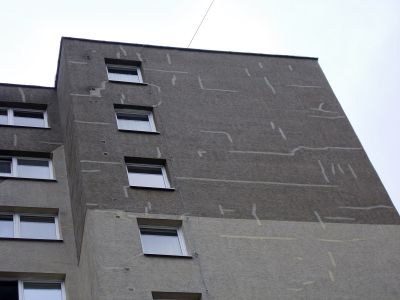 Typická kresba trhlin ve fasádním líci, které naznačují závažné tvarové změny ETICS. Trhliny se po vyplnění obvykle po čase opět rozevřou a jejich četnost postupně roste. Bez účinné sanace se tento systém ETICS může dostat do fáze nestability statické. Existuje technicky odůvodněná obava, že s rostoucí tloušťkou izolantu bez přijetí adekvátních opatření v praxi se četnost výskytu těchto poruch ETICS v blízké budoucnosti zvýší.