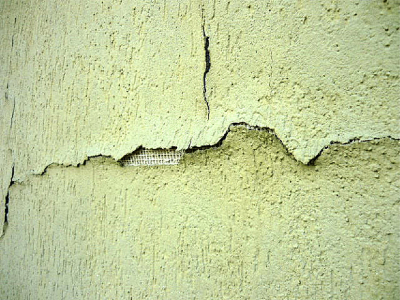 Projevem nežádoucích tvarových změn ETICS jsou vodorovné liniové trhliny v povrchových vrstvách ETICS se znaky komprese ve směru gravitace