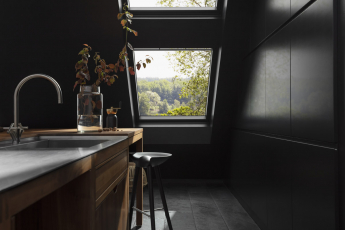 Novinka VELUX – černé střešní okno v prémiové kvalitě